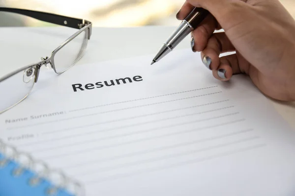 Human hand is Writing Resume — Stock Photo, Image