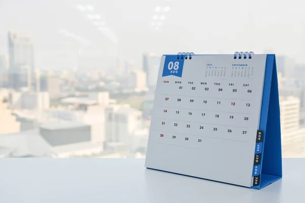 シティ ビューの背景にホワイトの表に 8 月のカレンダー — ストック写真