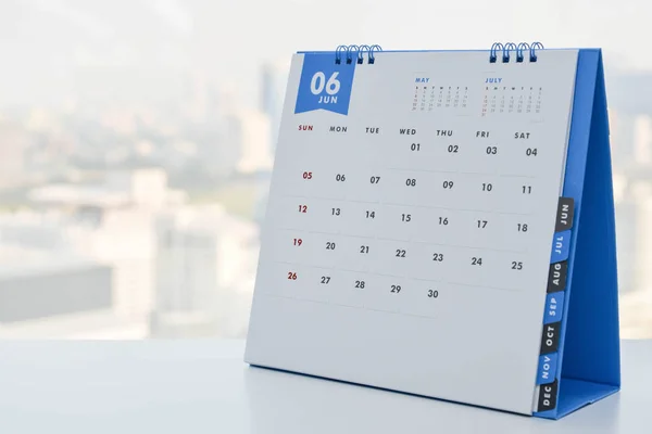Närbild - kalender juni på vita bordet med staden Visa bakgrund — Stockfoto