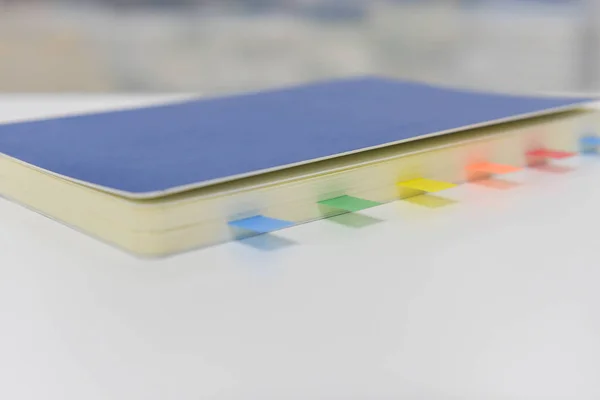 Blauwe laptop met notitievlaggen — Stockfoto