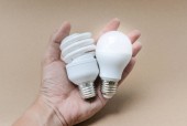 LED izzó- és kompakt fluoreszkáló villanykörte a kéz - az alternatív technológiák