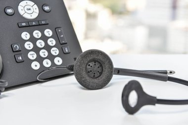 IP telefon ve kulaklık aygıtı