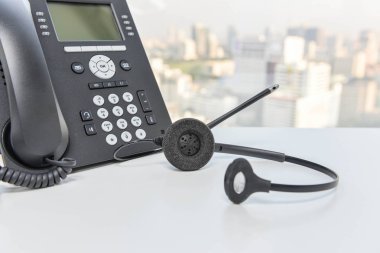 IP telefon ve kulaklık aygıtı
