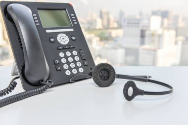 IP telefon ve kulaklık aygıtı
