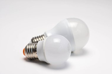Beyaz arka plan üzerinde LED ampuller