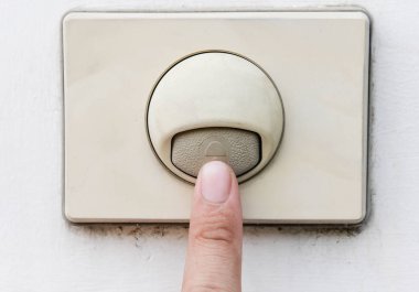 İnsan eli zili çalıyor