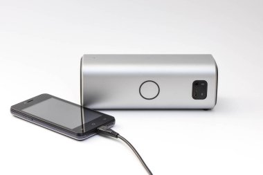 Kablosuz hoparlör cep telefonu - kablosuz mobil teknoloji - beyaz arka plan üzerinde bağlı.
