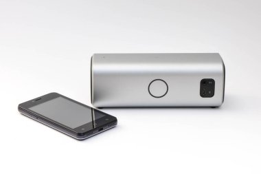 Kablosuz hoparlör cep telefonu - kablosuz mobil teknoloji - beyaz arka plan üzerinde bağlı.