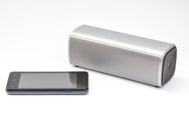 Kablosuz hoparlör cep telefonu - kablosuz mobil teknoloji - beyaz arka plan üzerinde bağlı.