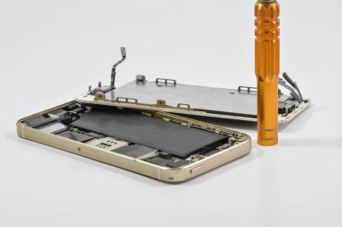 Cep telefonu ve onarım aracı beyaz ekran üzerinde kırık