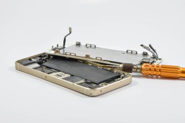 Cep telefonu ve onarım aracı beyaz ekran üzerinde kırık