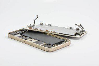 Cep telefonu beyaz ekran üzerinde kırık