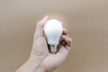 Ampul led aydınlatma ile insan eli