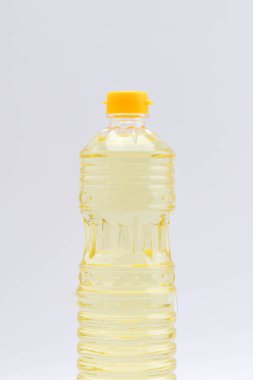 bitkisel yağ şişe beyaz ekran üzerinde