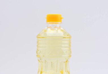 bitkisel yağ şişe beyaz ekran üzerinde