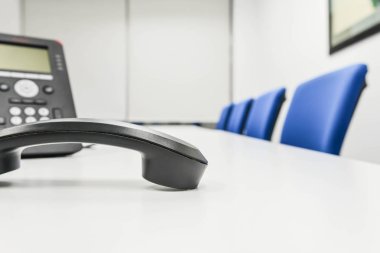 Siyah IP telefon toplantı odasında