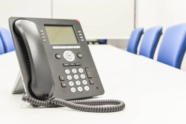 Siyah IP telefon toplantı odasında