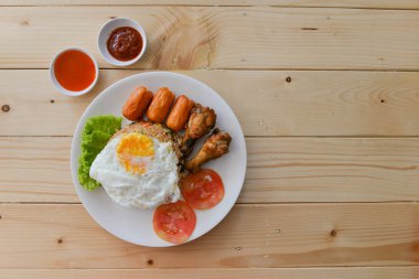 Düz kahvaltı - Fried rice, sahanda yumurta, sosis ve tavuk yatıyordu