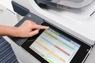 Yakın çekim - insan eli yazıcı kullanarak