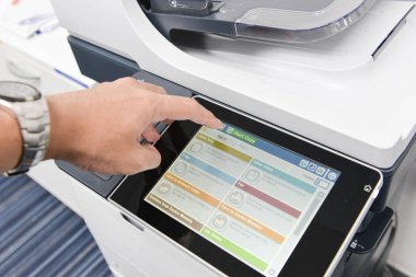 Yakın çekim - insan eli yazıcı kullanarak