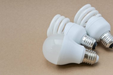 LED ampul ve floresan ampul - aydınlatma kaydetmek için seçim