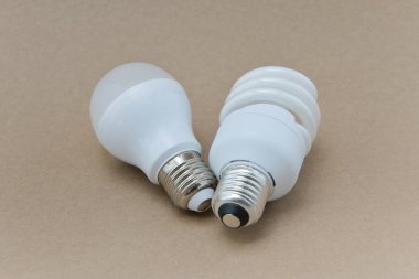 LED ampul ve floresan ampul - aydınlatma kaydetmek için seçim