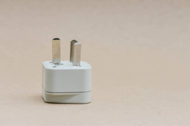 Kahverengi zemin üzerinde elektrik seyahat fiş