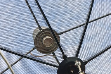 gökyüzünün altında uydunun yakın çekim