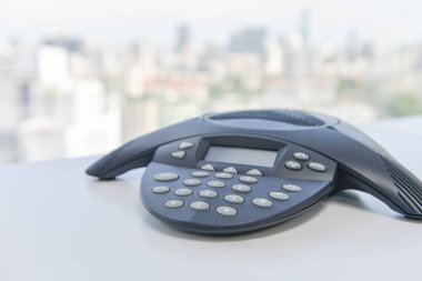 Beyaz masa üstünde IP konferans telefon