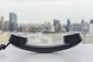 Telefon ahizesi beyaz masanın üzerine spiral çizgili