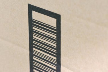 Yakın - barkod kağıt kutusu üzerinde