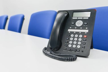 Siyah IP telefon toplantı odasında