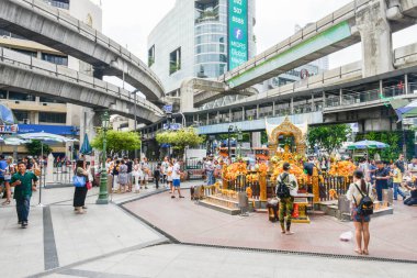 Tayland Bangkok Aug14, 2016 - milletlerden dört yüz Buda Ratchaprasong kesişme noktalarında için dua ediyor