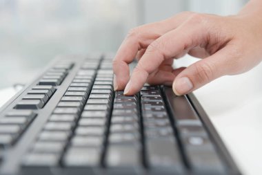 İnsan eli bilgisayar klavye yazarak