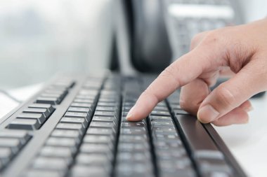 İnsan eli bilgisayar klavye yazarak
