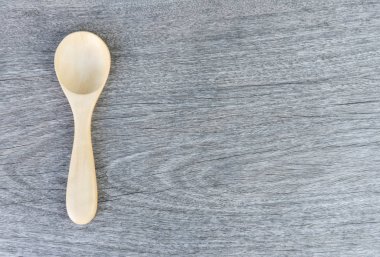 Masadaki tahta kaşık.