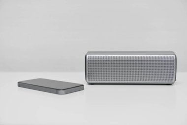 Cep telefonu mobil hoparlör ile bağlı