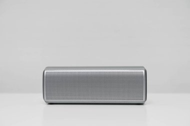 Beyaz üzerinde hareket eden sözcü