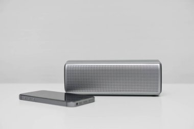 Cep telefonu mobil hoparlör ile bağlı