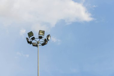 Spor ışık kule mavi gökyüzü altında