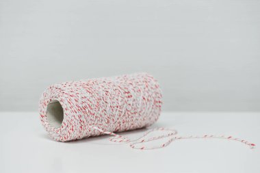 İp rulo beyaz masaya