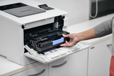 İş kadını Yazıcı kartuşlarını yeniden yükleme