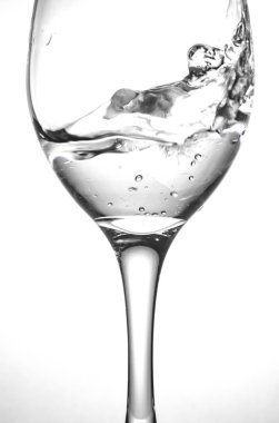 Su sıçrama ile Şarap kadehi 