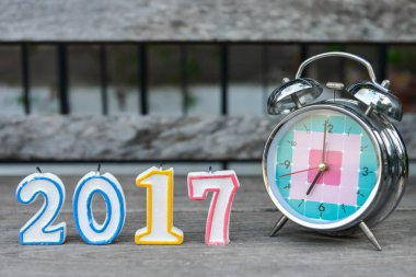 Yıl 2017 mum ve saat
