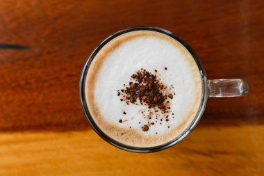 Kahve ve çırpılmış krem kahve çim