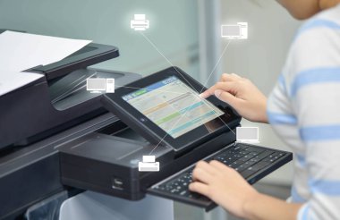 İş kadını tarama ve yazdırma için yazıcı kullanıyor