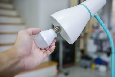 Adam el beyaz lamba Led ampul değiştirme