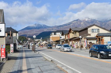 Nikko şehir manzarası ile dağ manzaralı arka plan