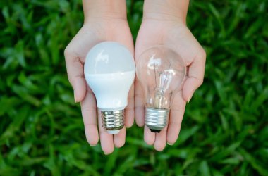 Kadın el üzerinde karşılaştırma led ve floresan ampul