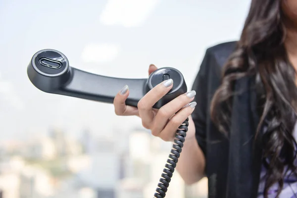 ビジネスの女性は、Ip 電話の受話器を保持しています。 — ストック写真